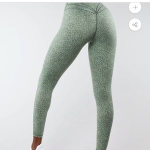 Buff bunny siren leggings, aloe print size medium